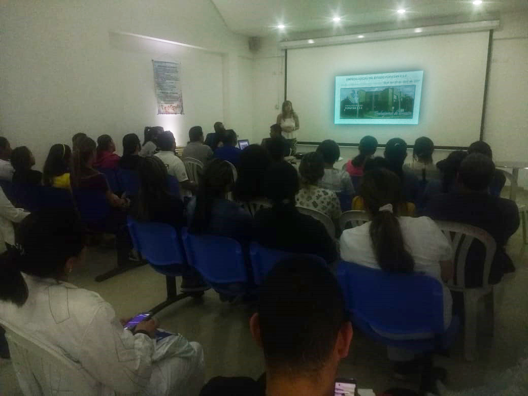 La Gerente exponiendo